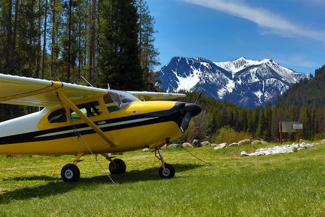 Cessna 182 Skylane yellow